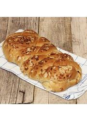 Hefezopf mit Mandeln