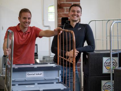 Heute: Maarten und Beerend stehen lchelnd im eigenen Lager